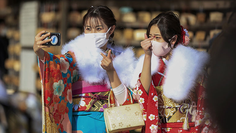 Οι νέοι της Ιαπωνίας γιορτάζουν την Ημέρα της Ενηλικίωσης στη σκιά της Covid-19